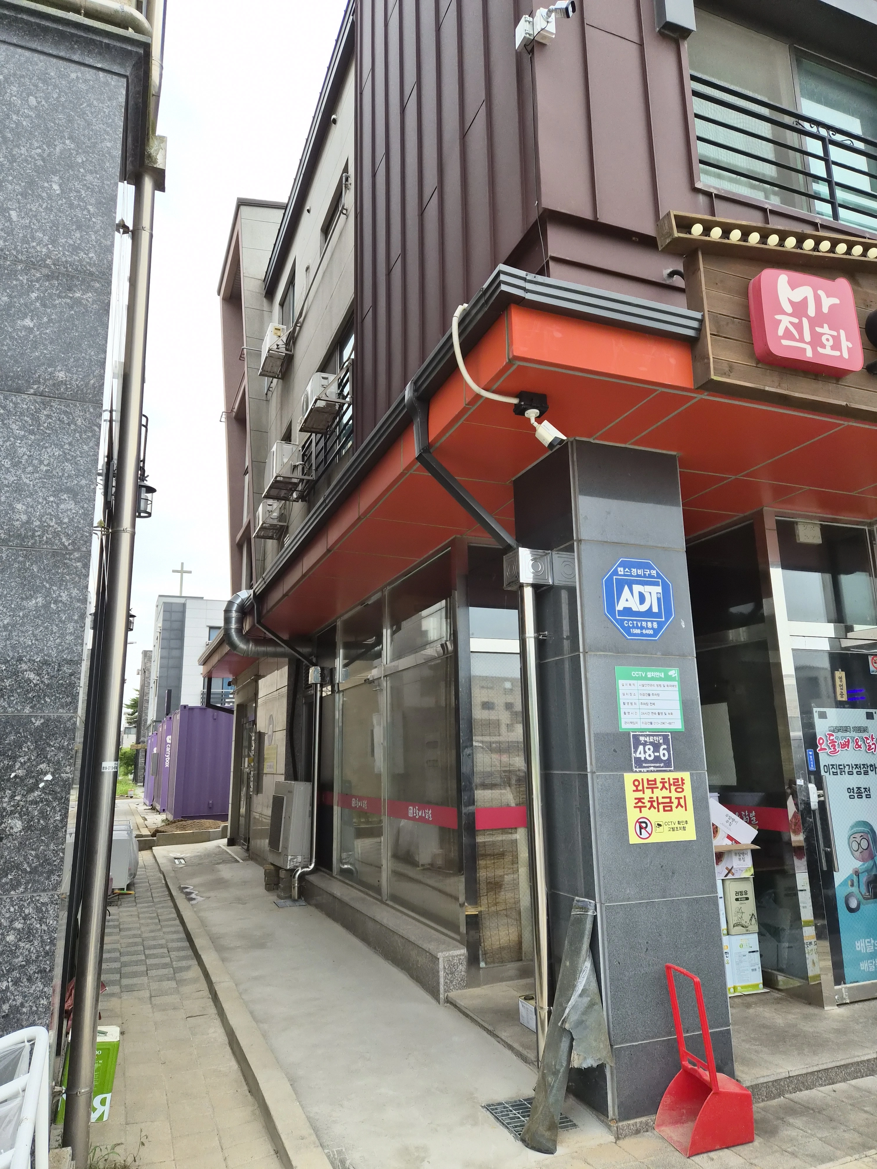 인천 빗물관수리 시공 전 — 아파트 외벽 우수관 연결부 파손
